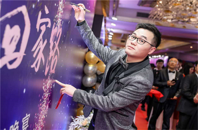 【高光“疫”事】勇敢逆行的特殊“网约车”——龙8国际90后，用信念打通生命运输线