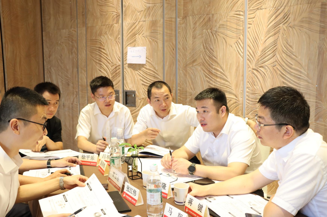 2021年6月25日-26日，龙8国际二建组织开展了2021年中高层主管执行力培训。本次培训特邀清华、北大、上海交大总裁班讲师，中国企业家协会特聘高级讲师许晋老师进行授课。