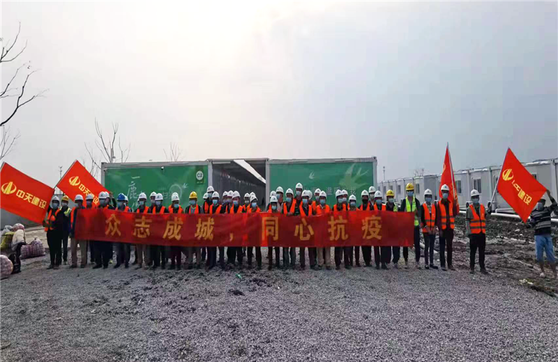4月5日－18日，龙8国际三建奉贤龙湖天街、朝阳广场等5个项目先后集结203名施工人员参与了4个方舱医院的建设、改造工程。